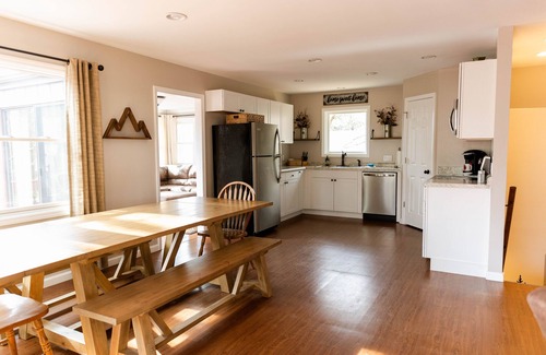 Newland Cabin | Hike, fish, swim & ski! Close to Grandfather Mountain, skiing & Linville Falls