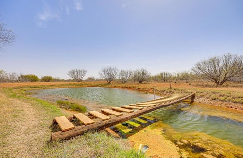 Cotulla Apartment | Hike, Hunt and Fish Pet-Friendly Studio in Dilley!