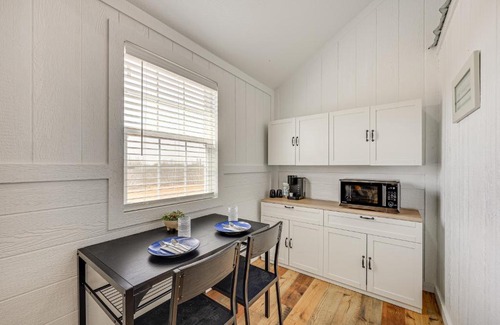 Cotulla Apartment | Hike, Hunt and Fish Pet-Friendly Studio in Dilley!