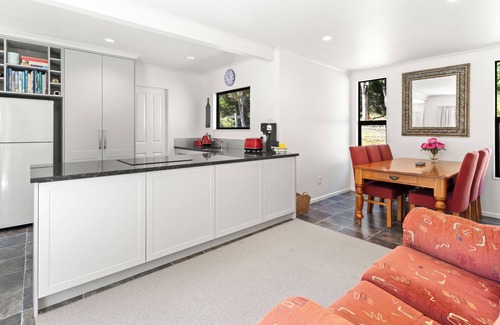 Featherston House | Hill Cottage - Featherston Holiday Home