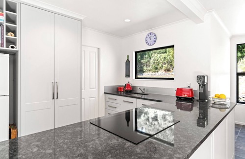 Featherston House | Hill Cottage - Featherston Holiday Home