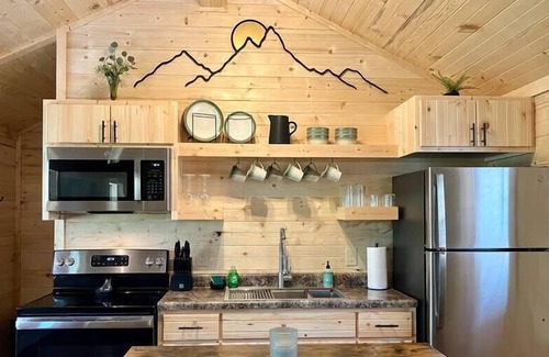 Campton Apartment | Hill Haven // Modern + Secluded Tiny Cabin! // NEW