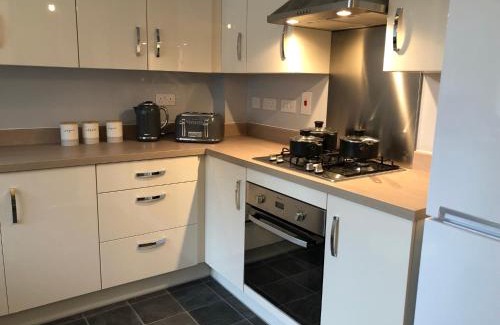 Brierley Hill House | Hill House - 5 Mins Merry Hill - Perfect for Contractors & Families