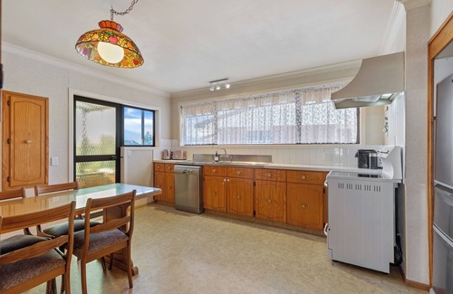 Maungatapu House | Hill Top House - Tauranga Holiday Home