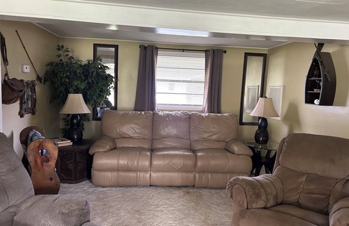 Satsuma House | Hillbilly Hideaway - Dunn's Creek & St. Johns River 2 Bdrm and 2 Bath.