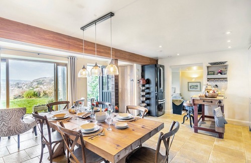 Inchbrook Cottage | Hillcrest is a cosy haven for up to four guests.