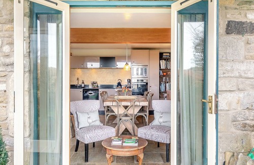 Inchbrook Cottage | Hillcrest is a cosy haven for up to four guests.