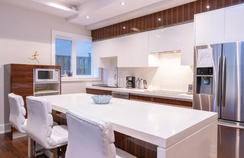 Willowdale Apartment | Hillcrest Modern House