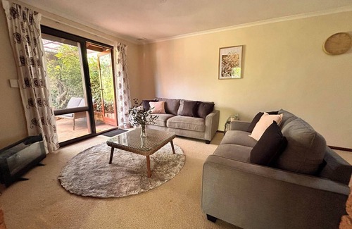 Mount Nasura Cottage | Hills Gateway Retreat -Delightful cottage nestled in the hills south of Perth WA
