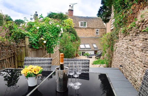 Tetbury Cottage | Hillside Cottage - sleeps 5 guests in 3 bedrooms