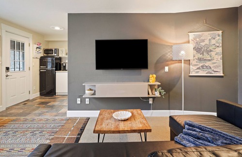 Bend House | Hillside Haven: Tranquil NW Studio Near the River