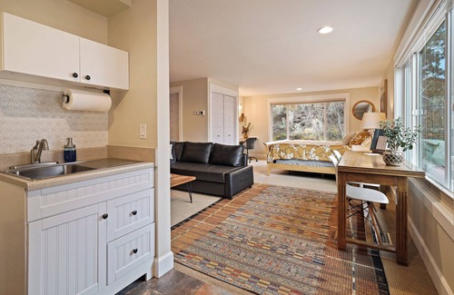 Bend House | Hillside Haven: Tranquil NW Studio Near the River