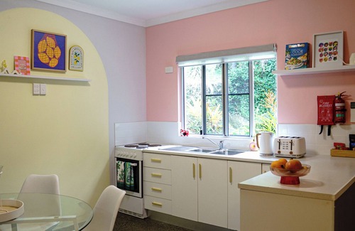 Aeroglen Apartment | Hillside Hideaway: vibrant retreat surrounded by hiking trails - mins from city!