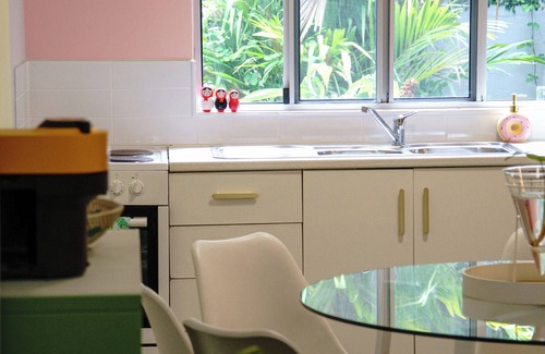 Aeroglen Apartment | Hillside Hideaway: vibrant retreat surrounded by hiking trails - mins from city!