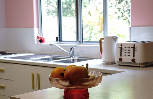 Aeroglen Apartment | Hillside Hideaway: vibrant retreat surrounded by hiking trails - mins from city!