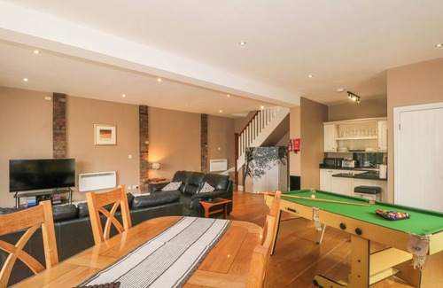 Tarvin House | HILLSIDE HOUSE, pet friendly, with hot tub in Tarvin