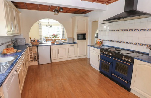 Tirabad Cottage | HILLSIDE LODGE, pet friendly, character holiday cottage in Newtown