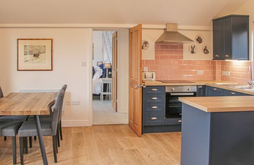 Farden Cottage | HILLSIDE LODGE, pet friendly, with hot tub in Ludlow