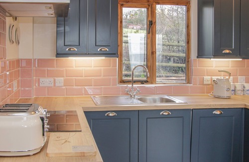 Farden Cottage | HILLSIDE LODGE, pet friendly, with hot tub in Ludlow