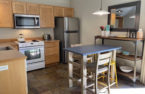 West Hills Apartment | Hillside Loft- Spacious Studio, 100+mbps Wifi, Gas Fireplace, AC, Balcony