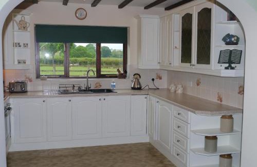Little Cowarne House | Hilltop Bungalow for a Spacious Country Break