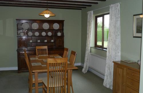 Little Cowarne House | Hilltop Bungalow for a Spacious Country Break
