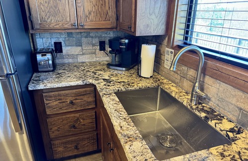 Smithville Cabin | Hilltop Getaway: Luxury Hilltop Cabin on 3 acres - Kayaks, Campfire, Stargazing!