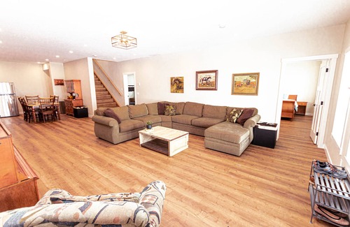 Mountain View House | HILLTOP HAVEN, MOUNTAIN VIEW, 15 MIN TO WATERTON