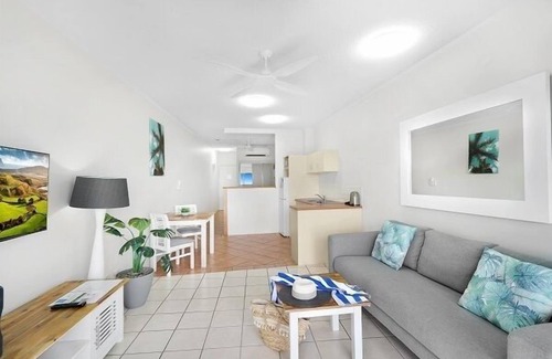 Trinity Beach Apartment | Hilltop Resort with Ocean Views