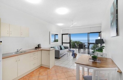 Trinity Beach Apartment | Hilltop Resort with Ocean Views