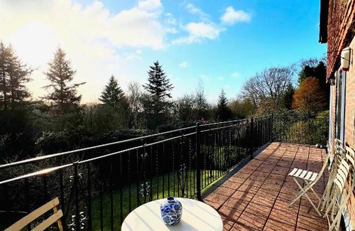 Chilworth House | Hilltop walkers paradise with a view, sleeps 10