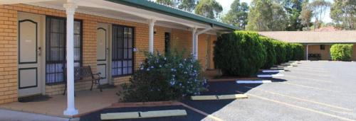 Young Hotel | Hilltops Retreat Motor Inn