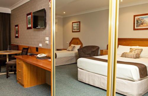 Young Hotel | Hilltops Retreat Motor Inn