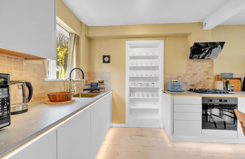 Plumpton Green House | Hillview House | By My Getaways