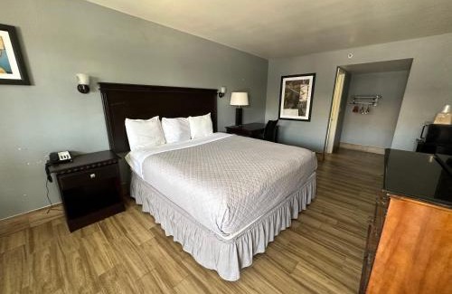 Wetmore Hotel | HillView Inn at Six Flags Fiesta