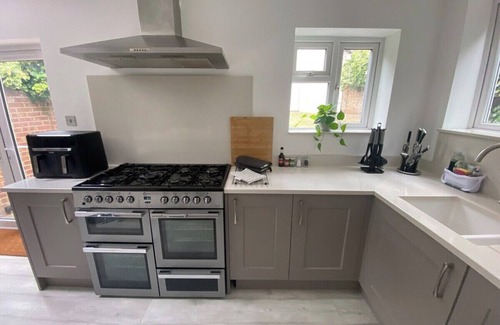 London Borough of Bromley Apartment | Hillview Modern 3 Bed Bromley, Chislehurst House