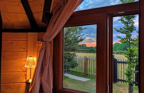 Rickmansworth Cabin | Hilly Hideaway — Unique Countryside Retreat with Hot Tub & firepit