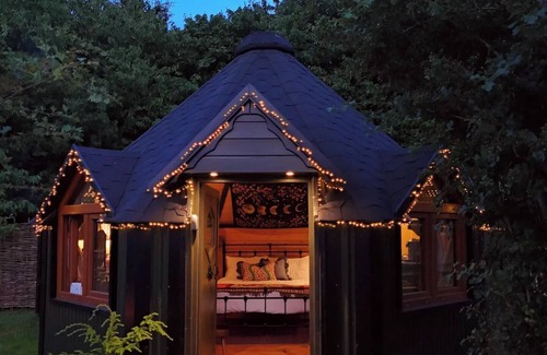 Rickmansworth Cabin | Hilly Hideaway — Unique Countryside Retreat with Hot Tub & firepit