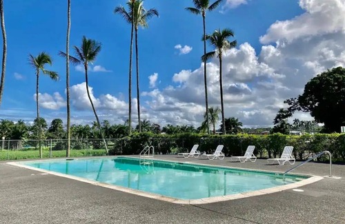 Hilo Apartment | Hilo Studio Retreat with Gorgeous Park View, AC, WiFi, Pool