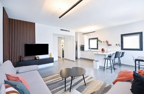 Old North Apartment | Hilton bay 2BR in Hayarkon 281 by HolyGuest