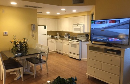 Hilton Head Island Apartment | Hilton Head vacation resort: 2 blocks from the beach, near restaurants and golf!