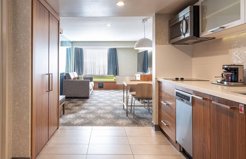 Laval Hotel | Hilton Montreal Laval