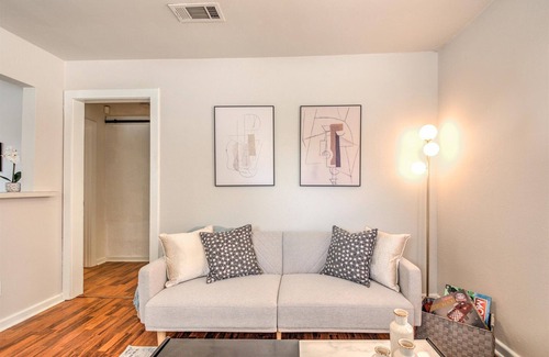 Holly House | Hip Bungalow close to Downtown, Airport, Lady Bird Lake, and Lake Travis
