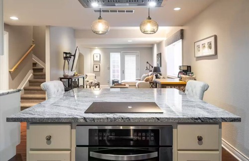 Longmont House | Hip, Upscale Apartment Hot Tub Private Entrancenn