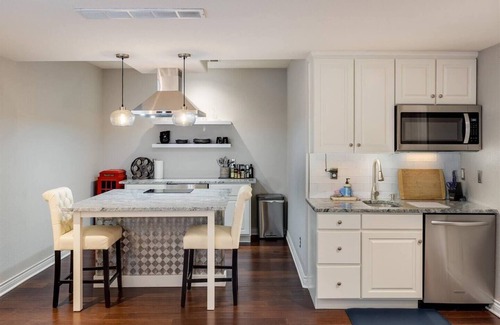 Longmont House | Hip, Upscale Apartment Hot Tub Private Entrancenn
