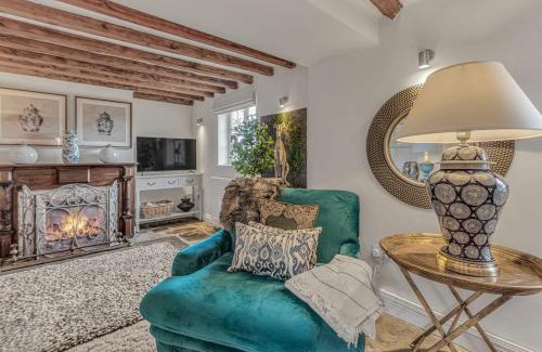 Chipping Campden House | Hiron's Piece and Honeysuckle Cottage - Hot Tub Packages Available