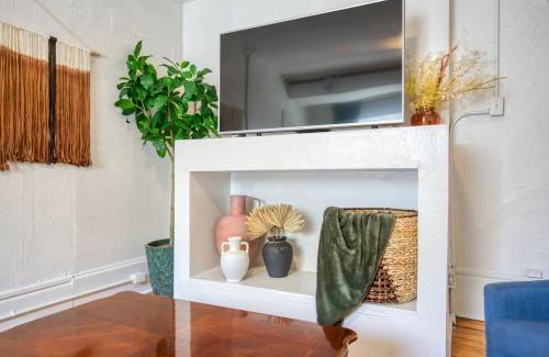 Southmoreland Apartment | Historic 1Bdrm - Parking - Walk to Restaurants & Westport!