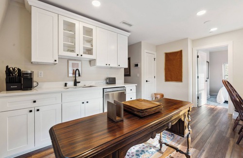 Chestertown Apartment | Historic 2 Bed/2 Bath Downtown Loft w/Park View & Spa Access