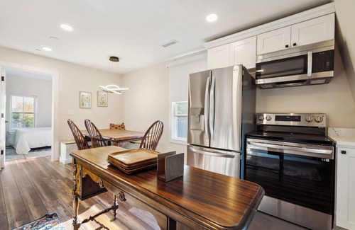 Chestertown Apartment | Historic 2 Bed/2 Bath Downtown Loft w/Park View & Spa Access