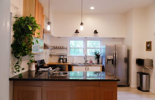 Phillips House | Historic 5/4 Spacious Sleeps 16 Hot Tub Pool A&M